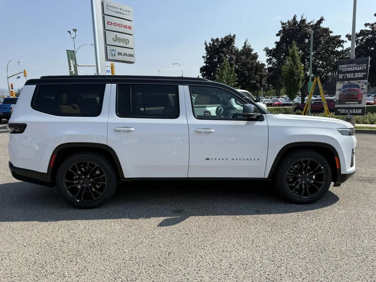 New 2026 White Jeep Summit Reserve image 9