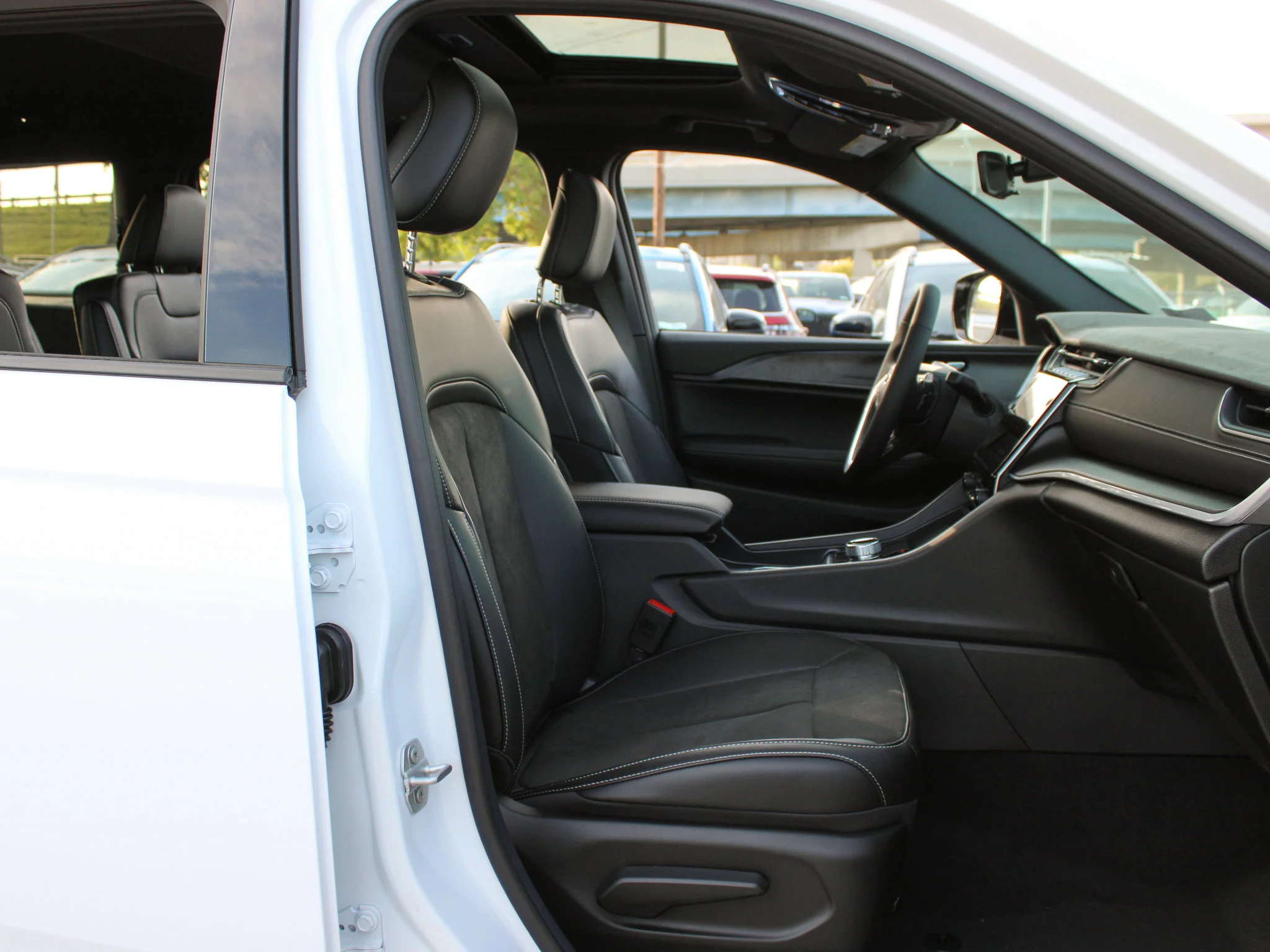 New 2025 White Jeep Altitude* 4x4, Sunroof, Heated Leather, Blind-Spot Monitoring image 13
