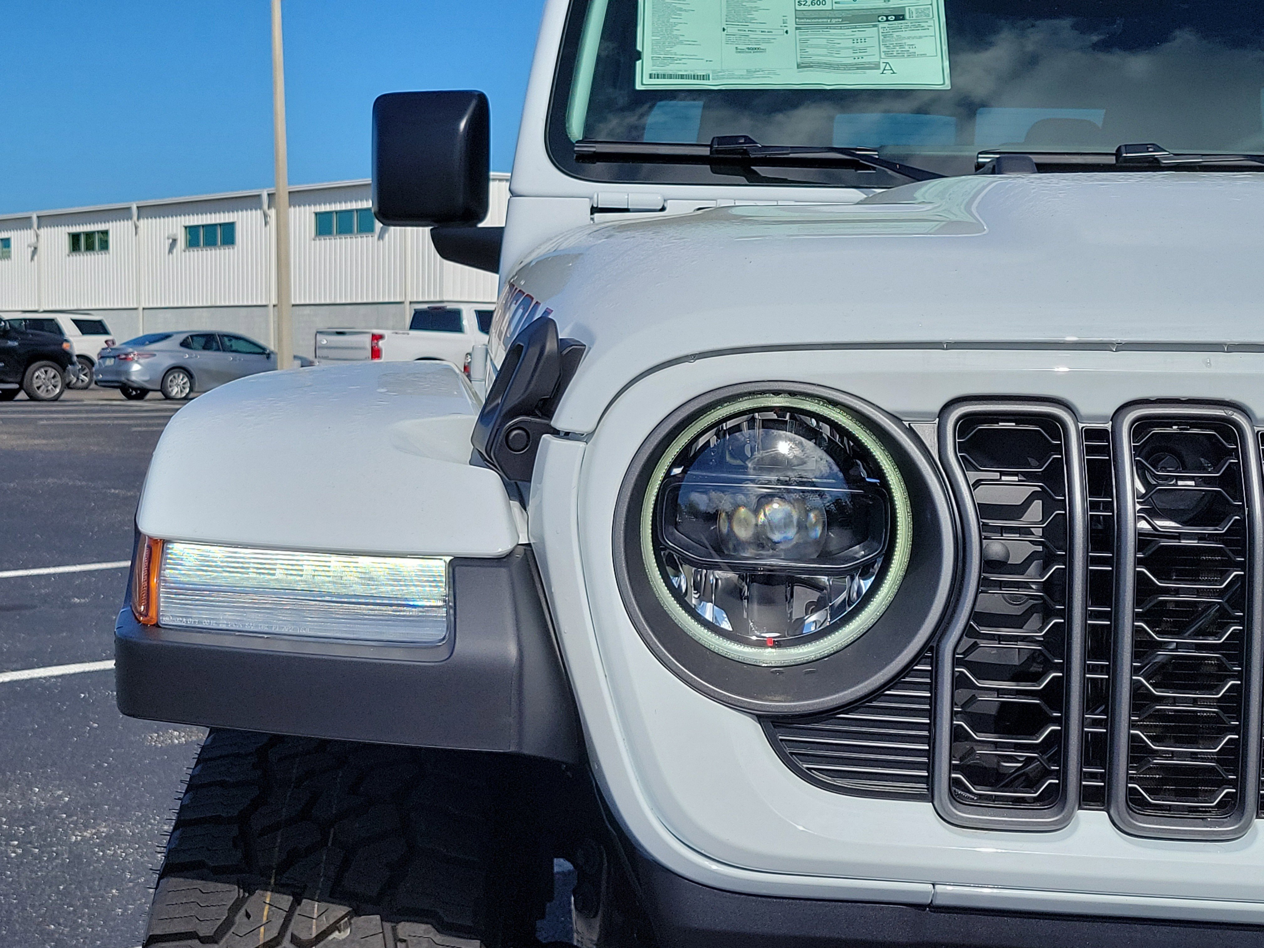 New 2026 Bright White Clear-Coat Exterior Paint Jeep Rubicon X image 7