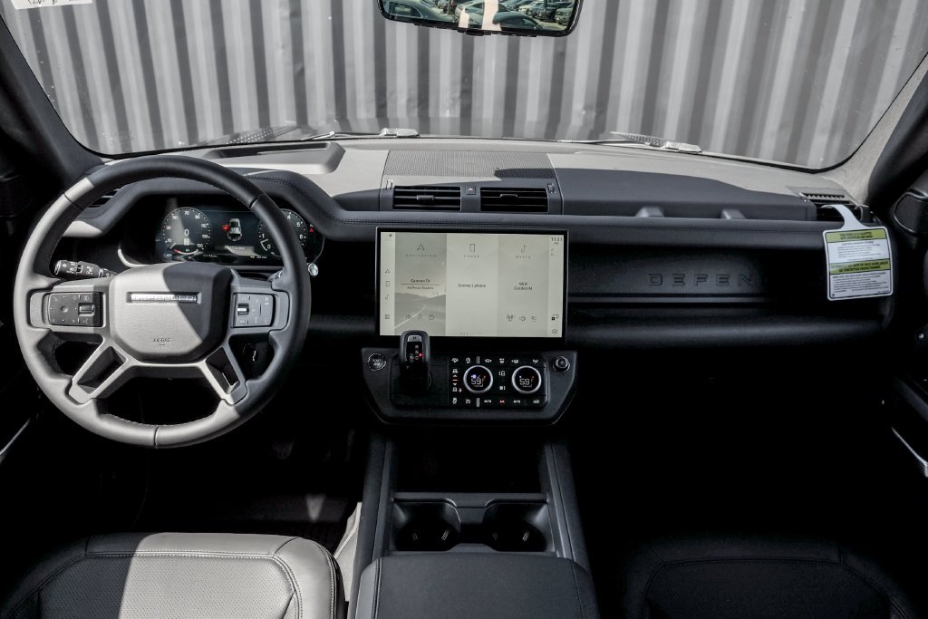 New 2026 Woolstone Green Land Rover X-Dynamic SE image 21