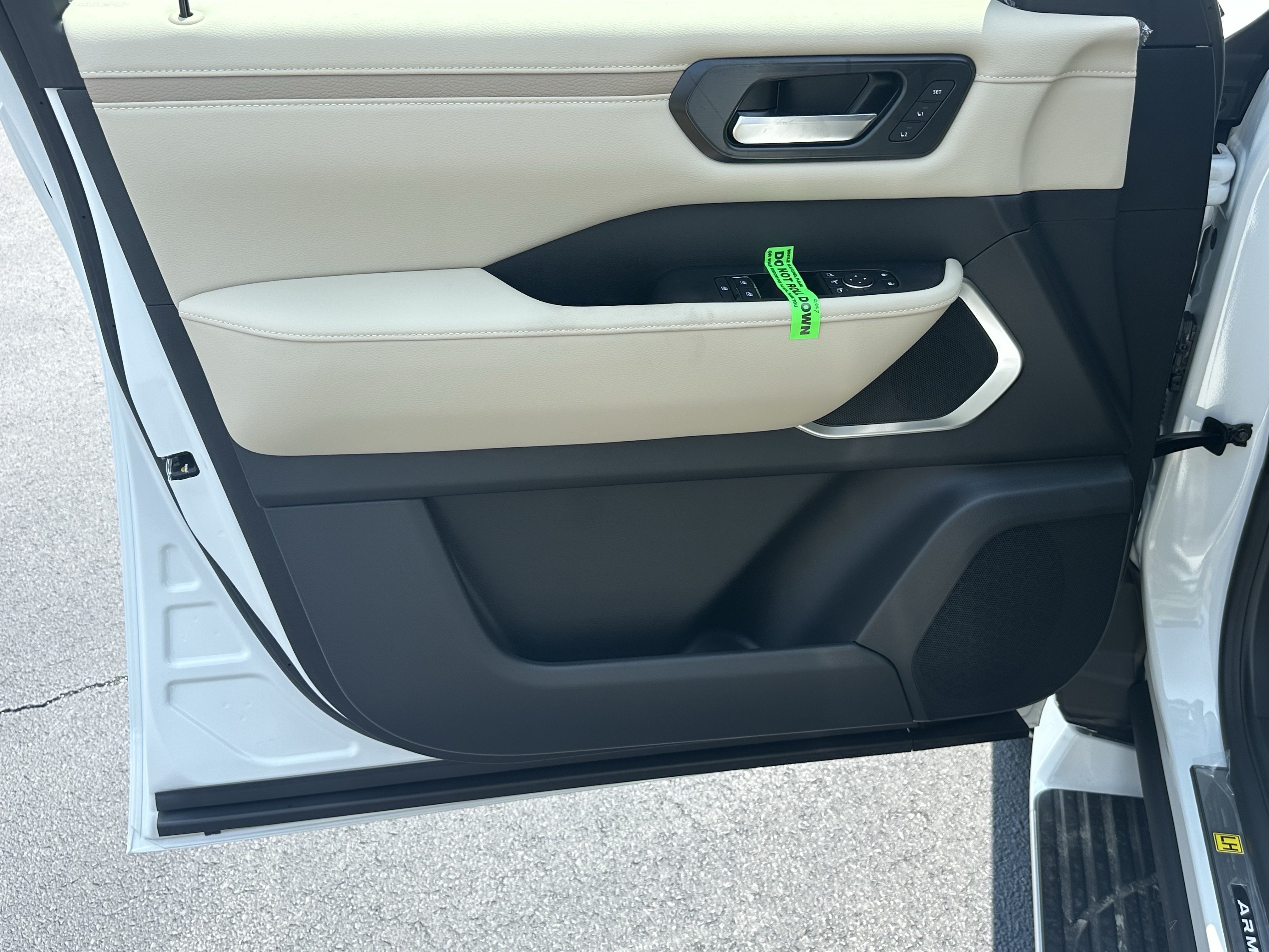 New 2026 Everest White Pearl Tricoat Nissan Platinum Reserve image 11