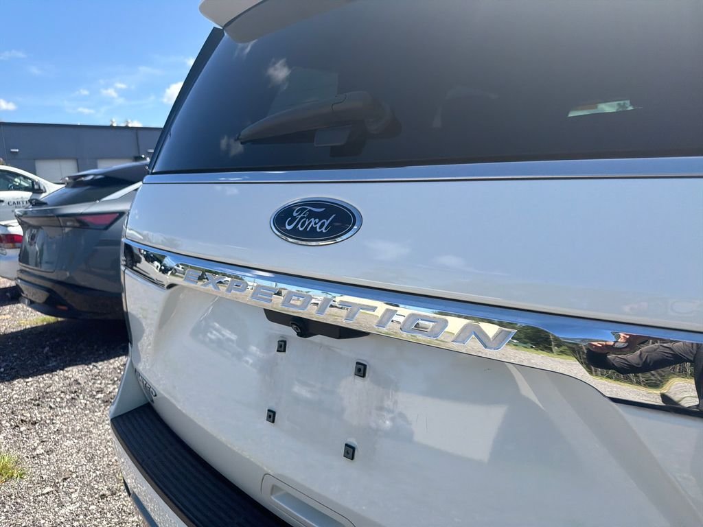 Used 2021 White Metallic Ford Limited image 23