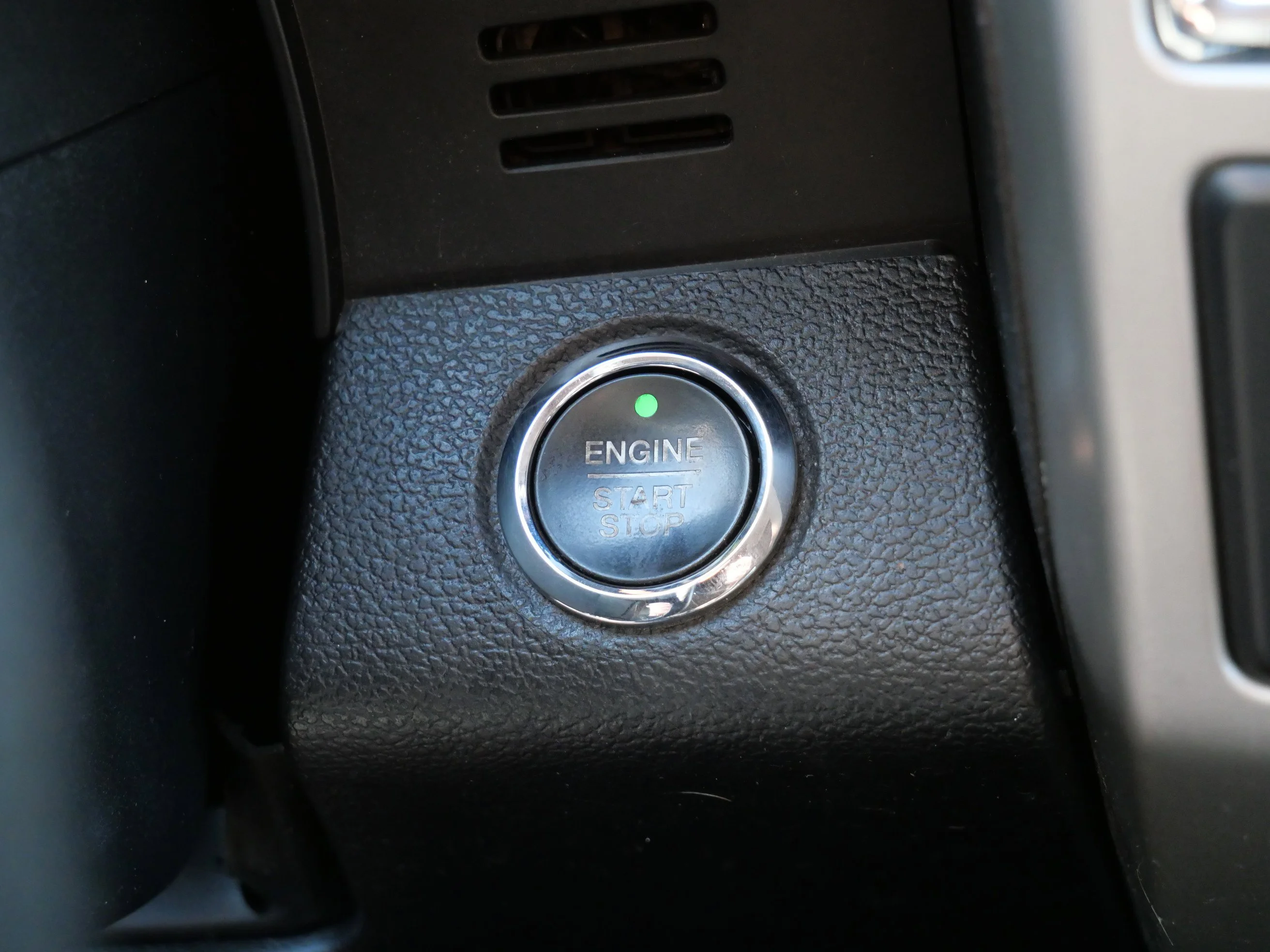 Used 2015 Magnetic Metallic Ford Lariat image 23