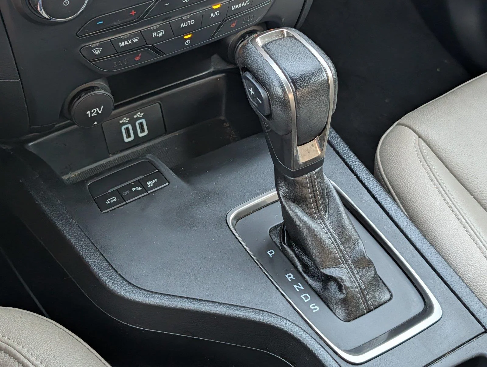 Used 2022 Cactus Gray Ford LARIAT image 20