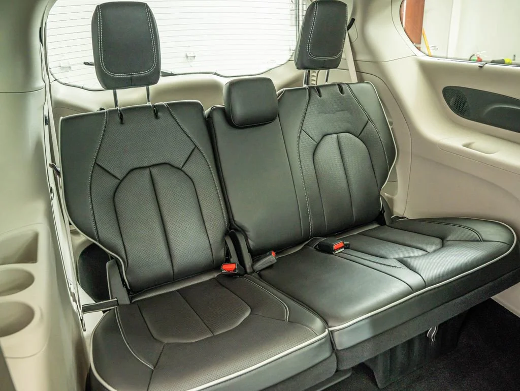 Used 2024 Bright White Clearcoat Chrysler Limited image 39