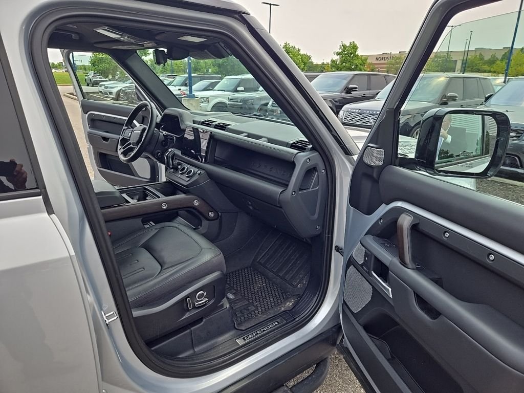 Used 2024 Hakuba Silver Metallic Land Rover X image 20
