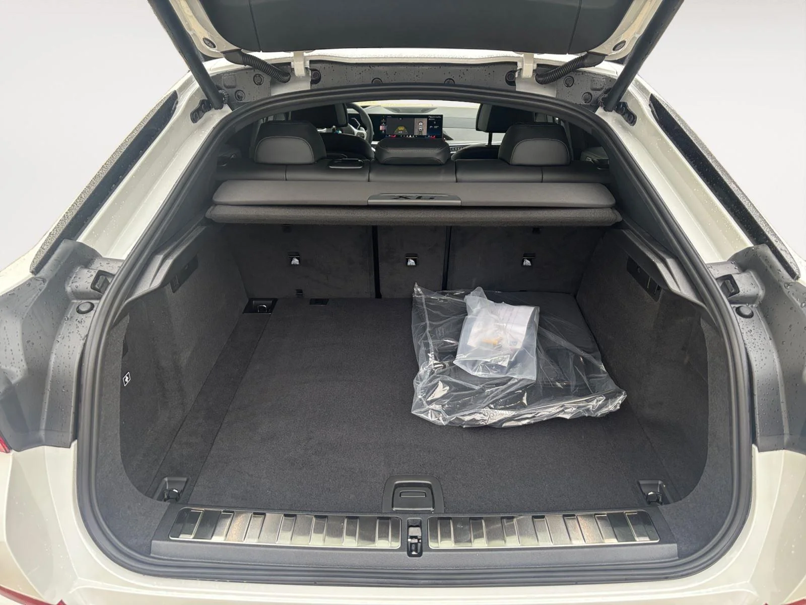 Used 2026 Mineral White Metallic BMW xDrive40i image 16