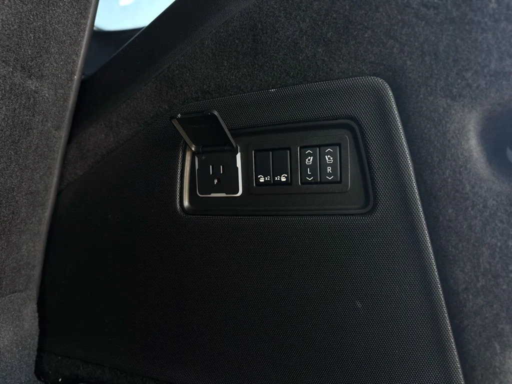 Used 2025 White Cadillac V-Series image 30