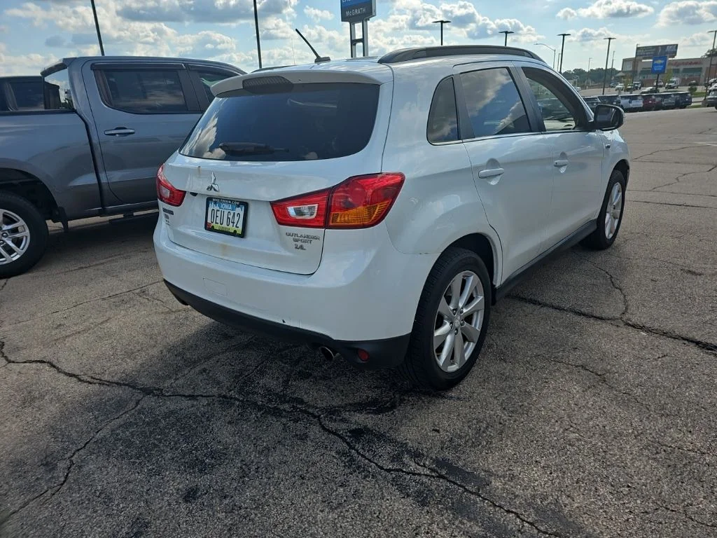 Used 2015  Mitsubishi GT image 2