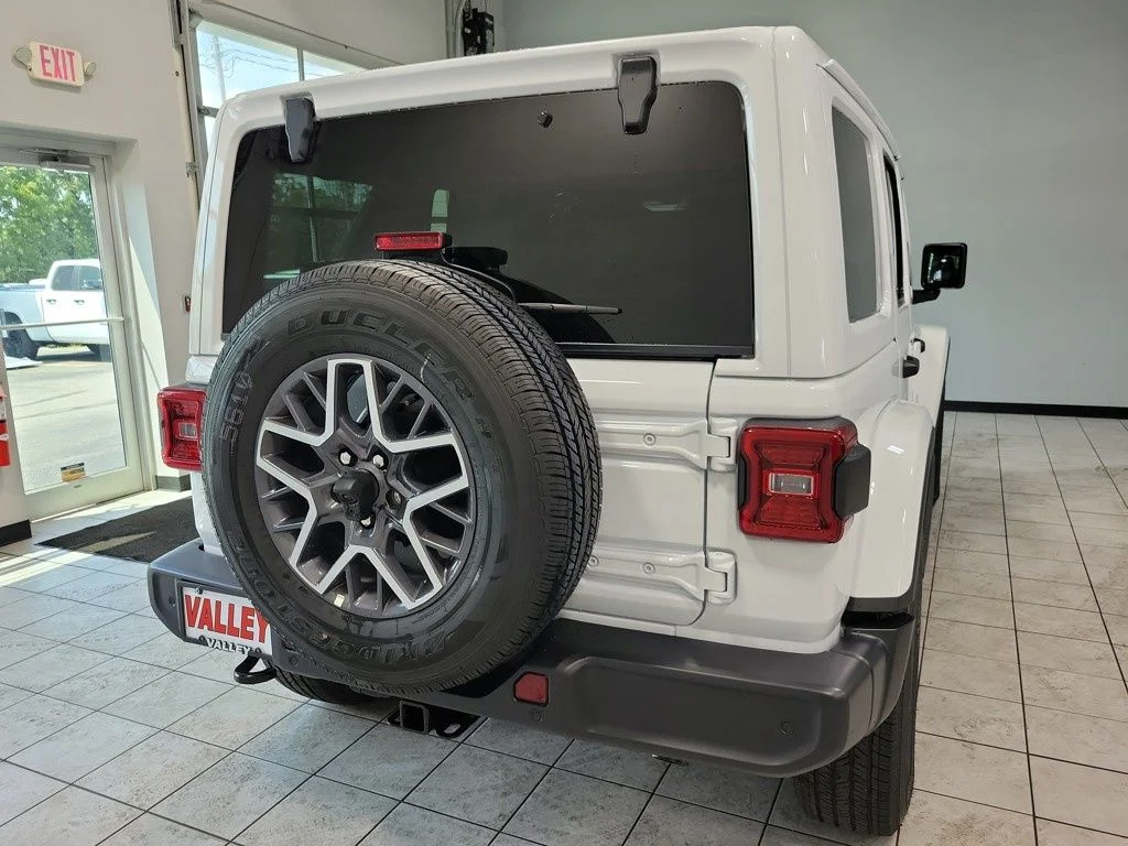 New 2025 Bright White Clear-Coat Exterior Paint Jeep Sahara image 26