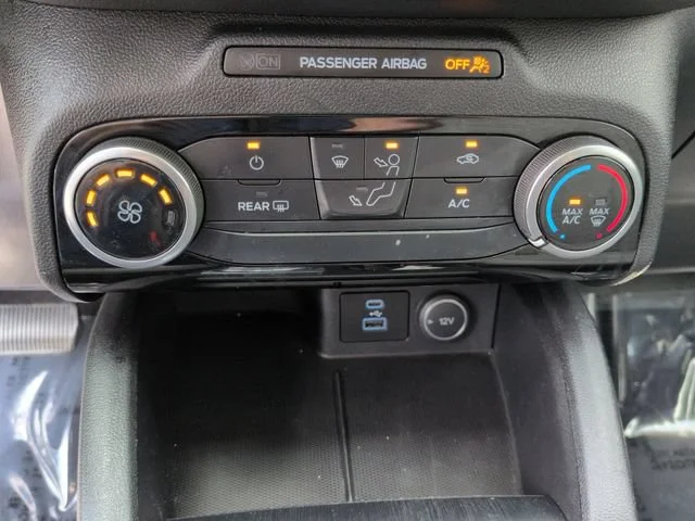 Used 2021 Red Ford SE image 18