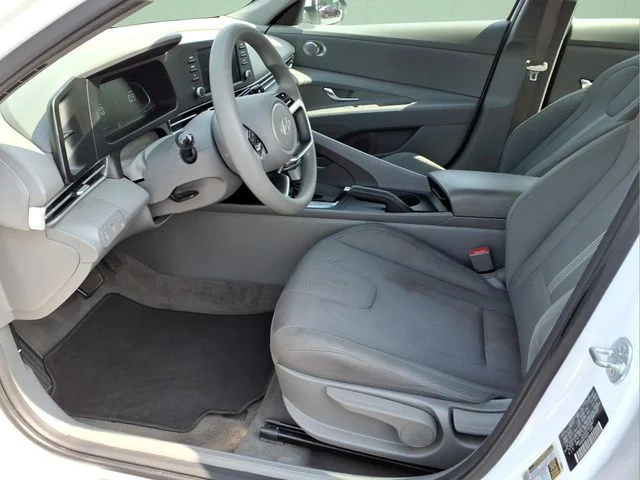 Used 2025 White Hyundai SE image 14