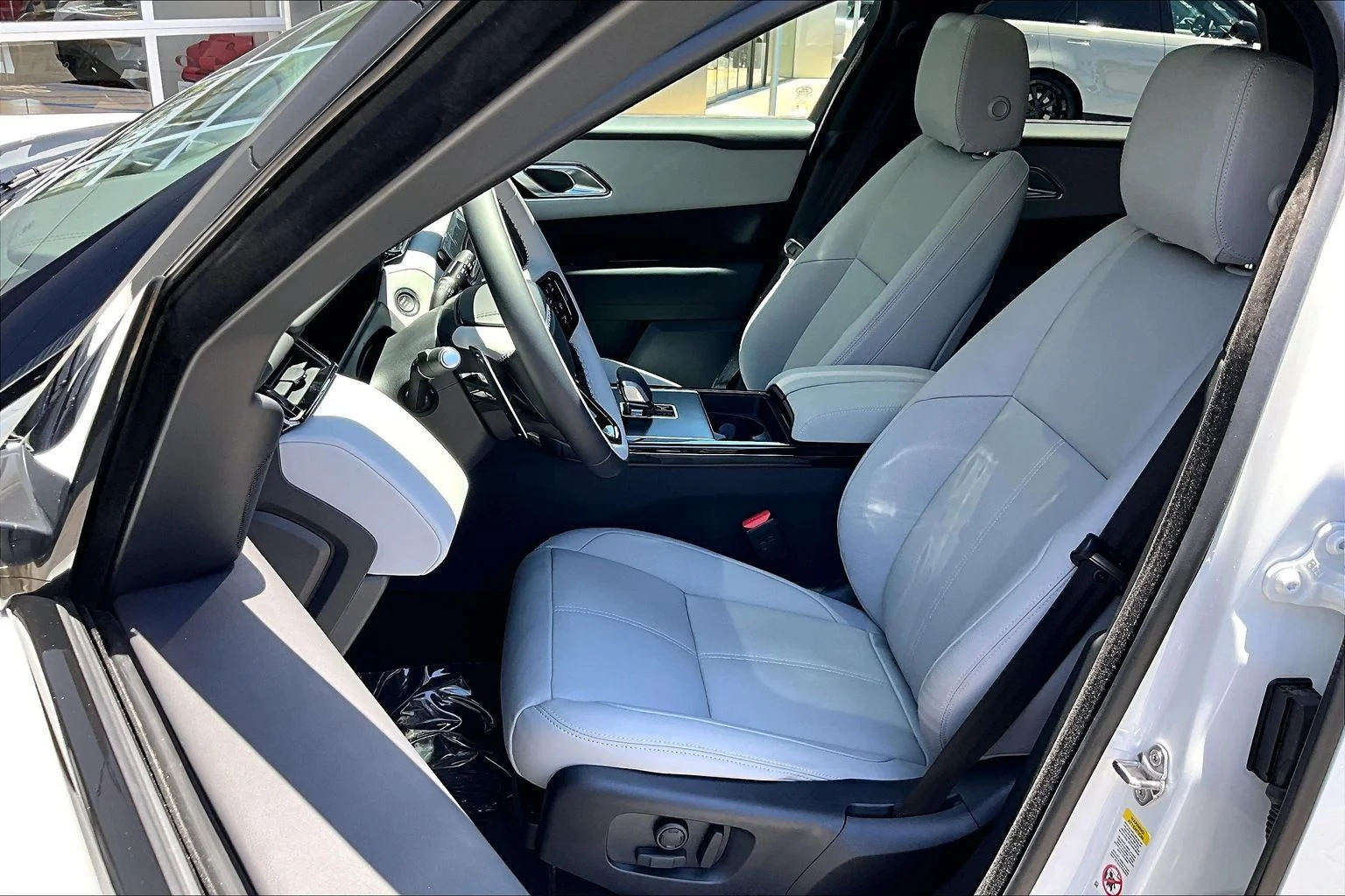 New 2026 Fuji White Land Rover Dynamic SE image 9