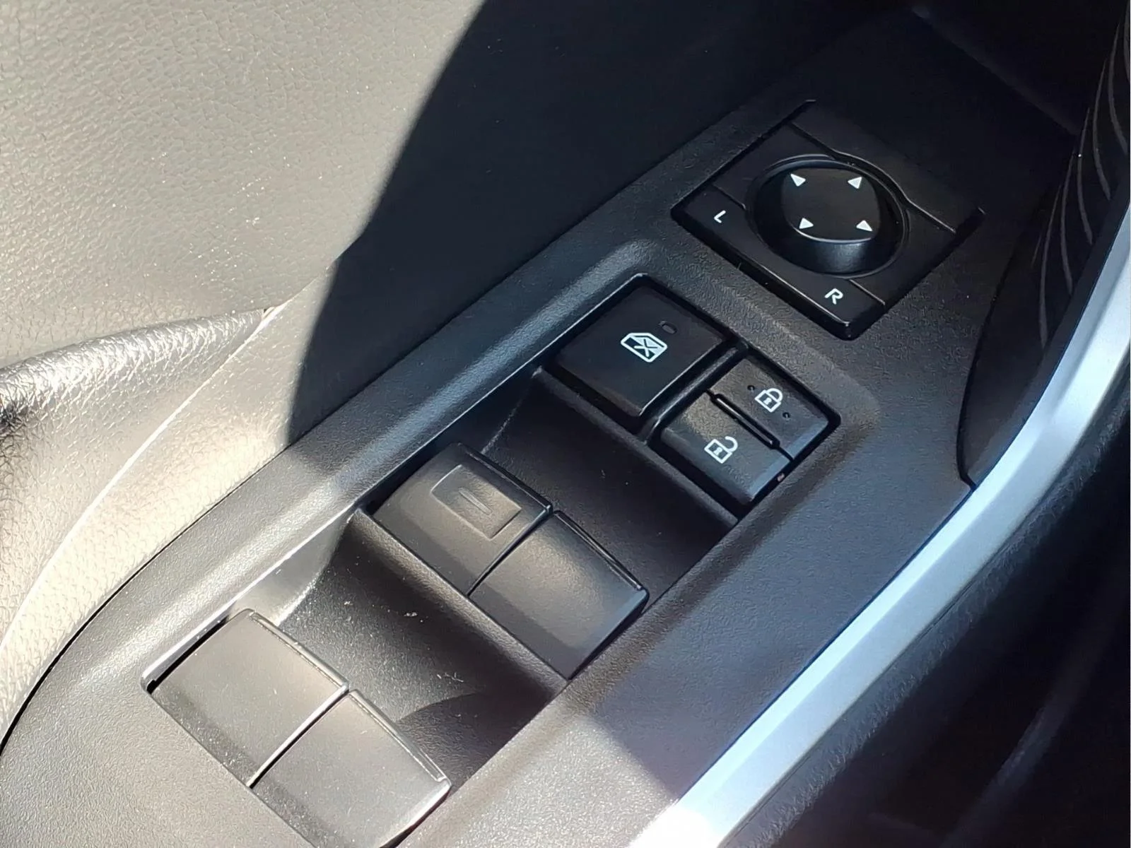 Used 2024 White Toyota LE image 18