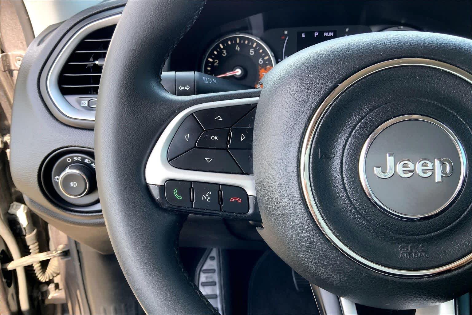 Used 2018 Granite Crystal Metallic Clearcoat Jeep Latitude image 24