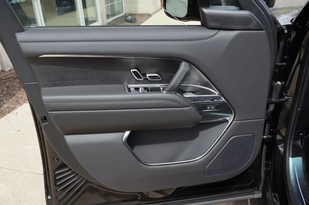 New 2026 Santorini Black Land Rover SE image 11