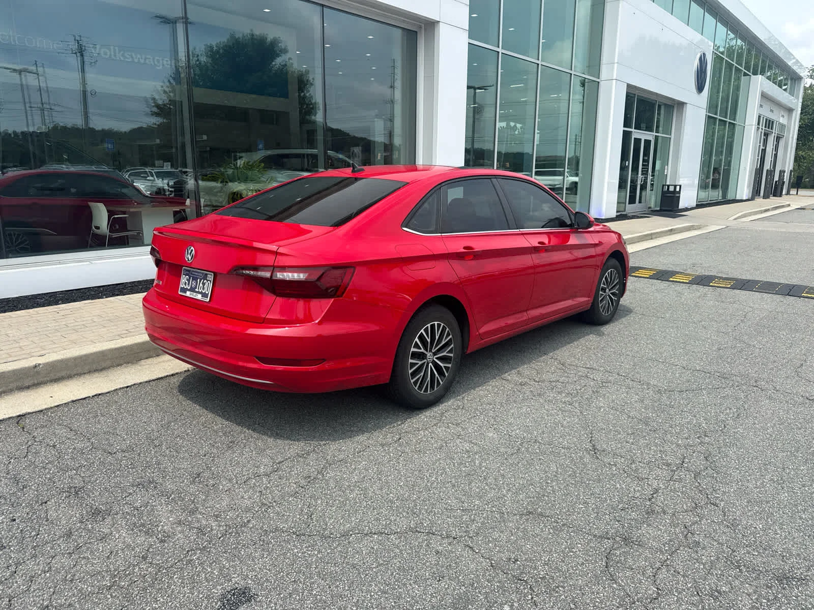 Used 2021 Tornado Red Volkswagen SE image 7