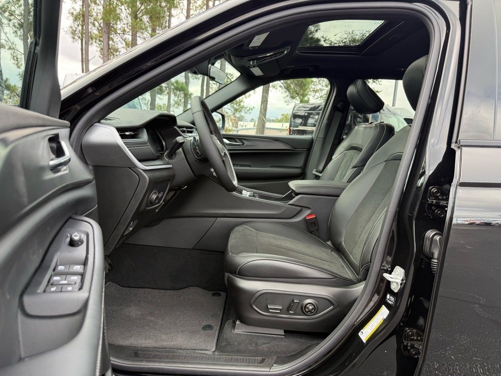 2025 Jeep Grand Cherokee Altitude X photo 4