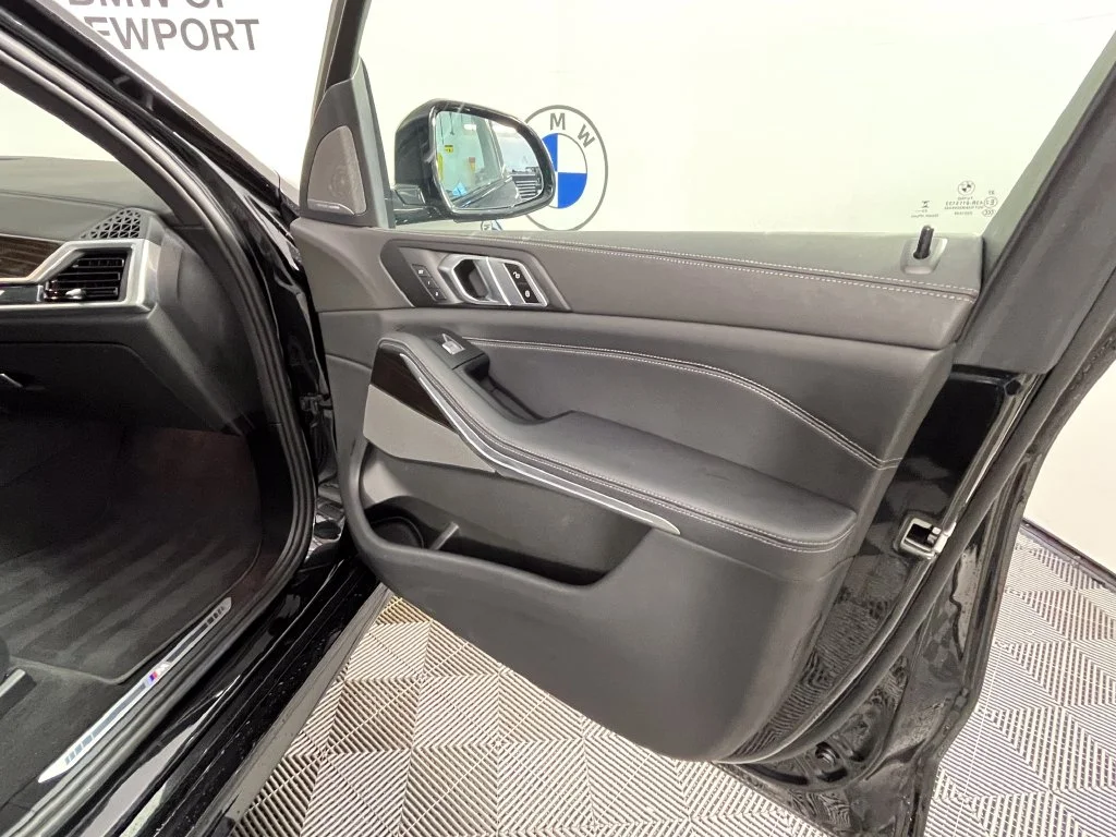 Used 2024 Black Sapphire Metallic BMW xDrive40i image 27