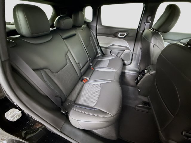 New 2026 Diamond Black Crystal Pearl-Coat Exterior Paint Jeep Latitude image 25