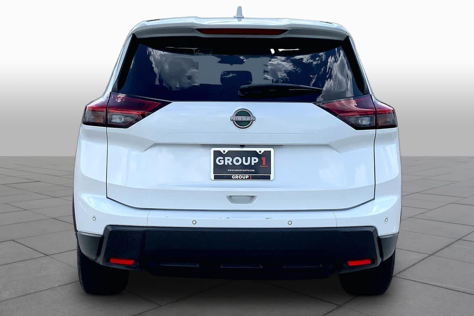 Used 2024 Everest White Pearl Nissan SV image 5
