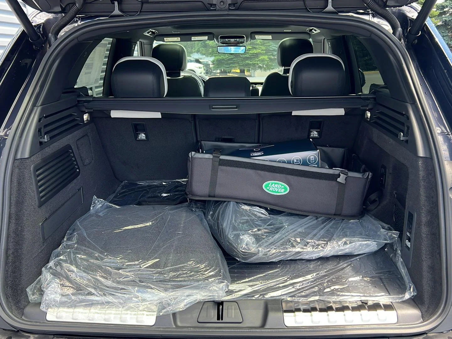 New 2026 Constellation Blue SV Bespoke Ultra Metallic Gloss Land Rover Dynamic SE image 31