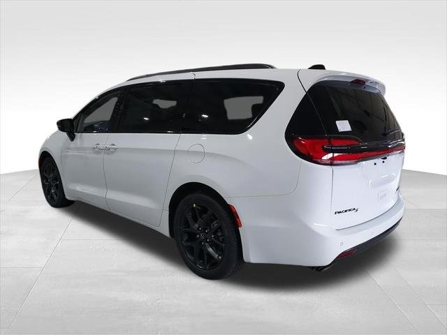 New 2026 Bright White Clear-Coat Exterior Paint Chrysler Limited image 7