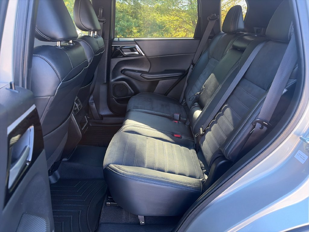 Used 2022 Silver Mitsubishi SE image 24