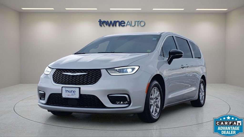 2024 Chrysler Pacifica Touring L's photo