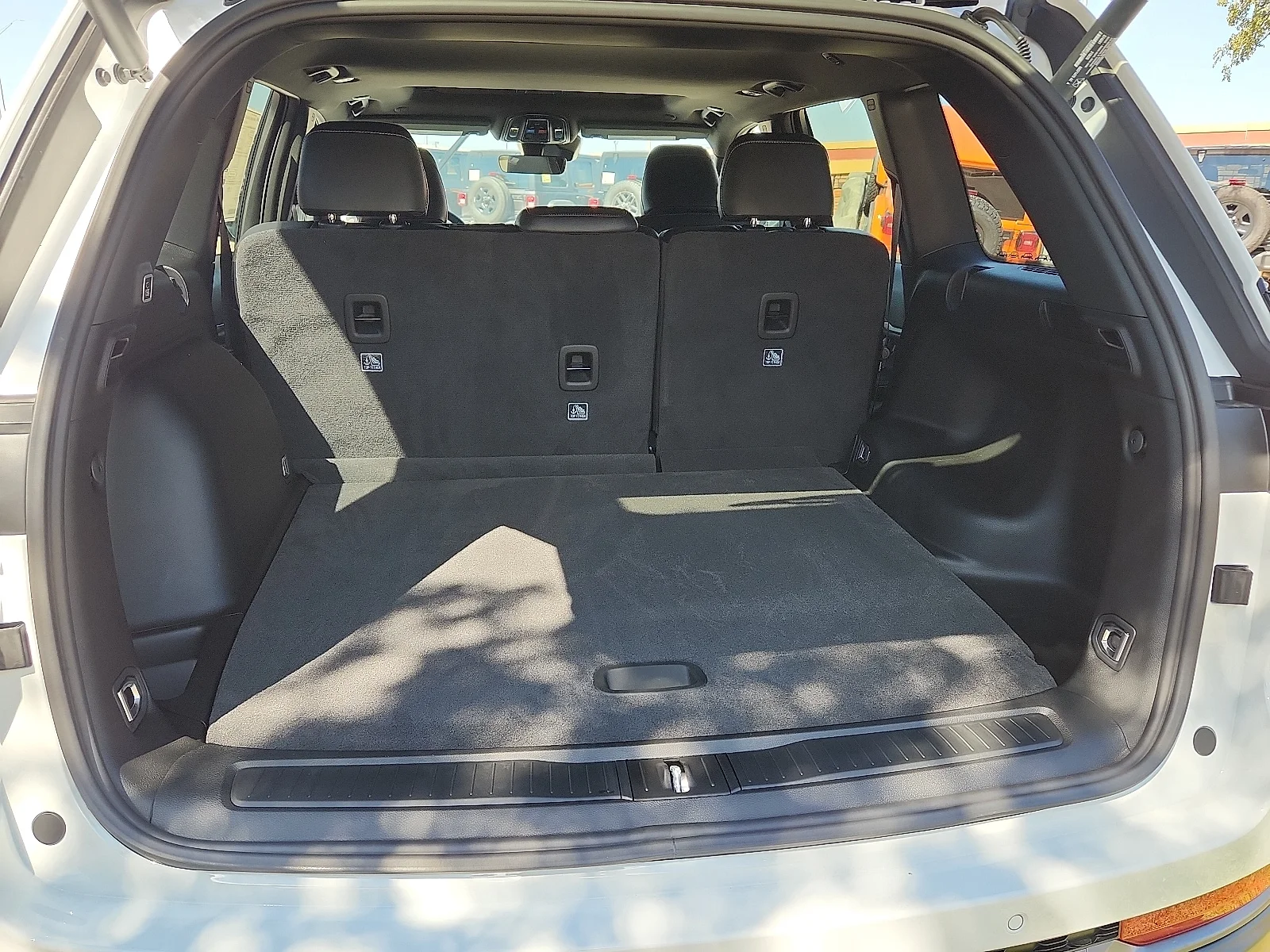 New 2027 Bright White Clear-Coat Paint Jeep LAREDO ALTITUDE 4X4 image 9