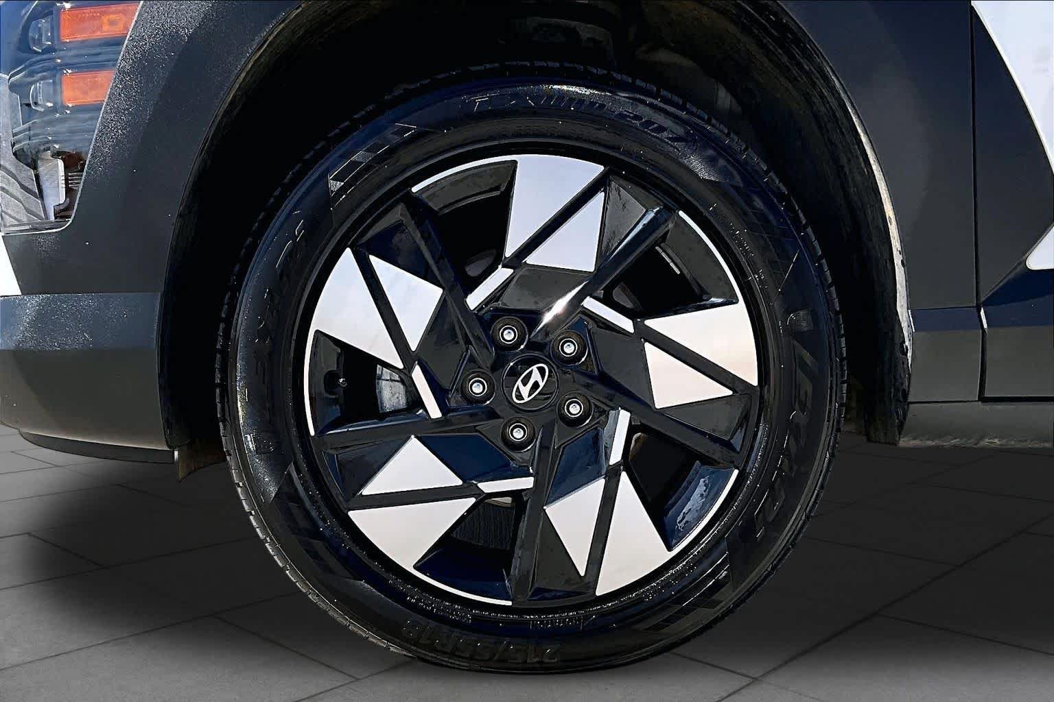 Certified Used 2025 Atlas White Hyundai SEL image 11