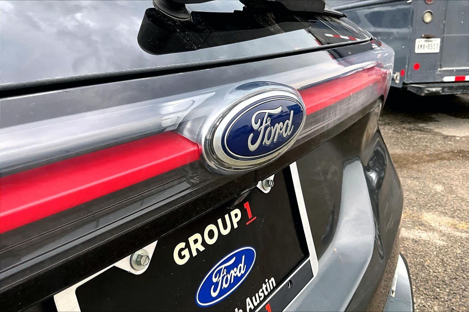 Used 2015 Magnetic Metallic Ford SEL image 33