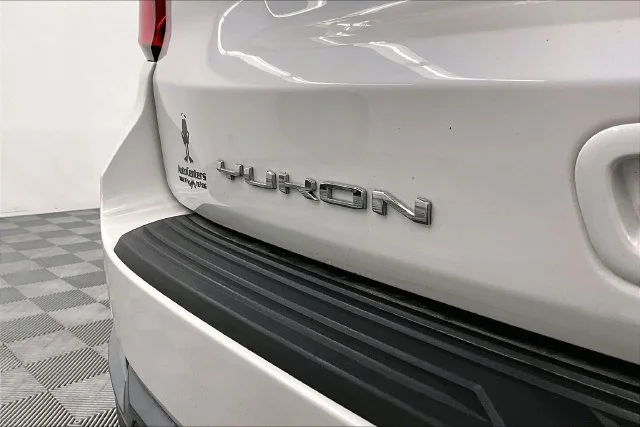 Used 2025 White Frost Tricoat GMC Denali Ultimate image 9