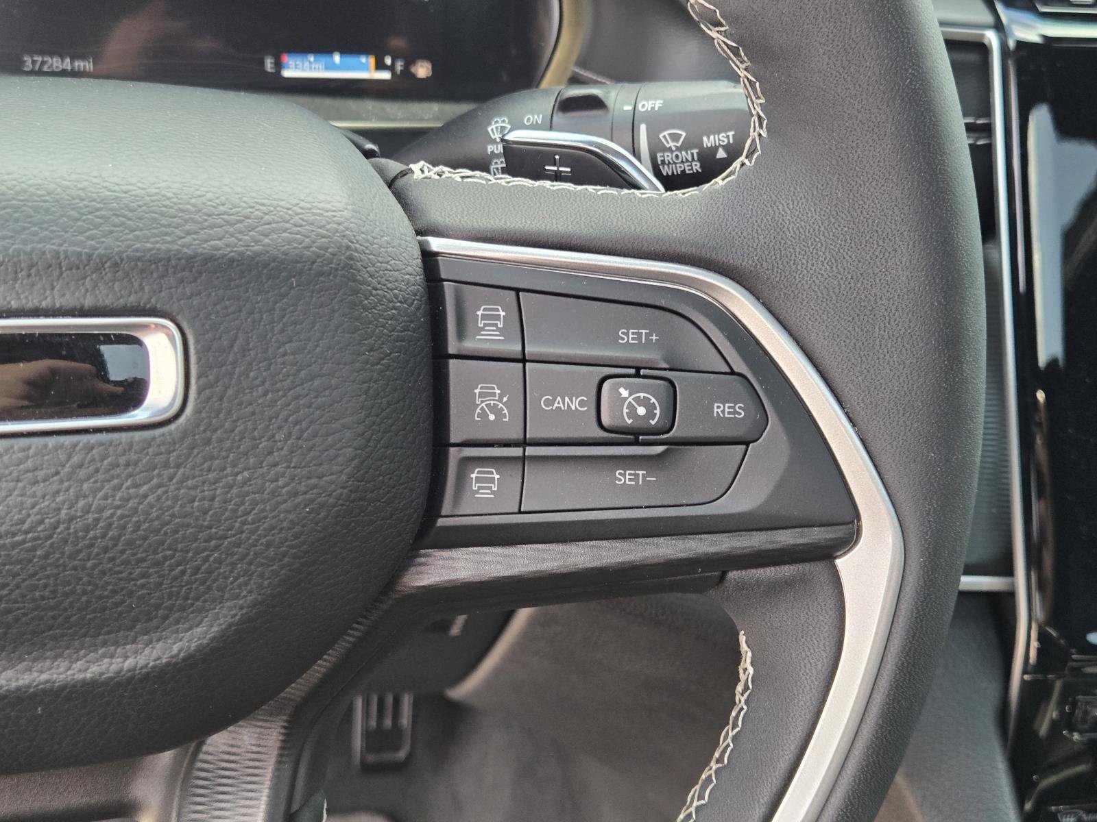 Used 2025 Gray Jeep Laredo image 27