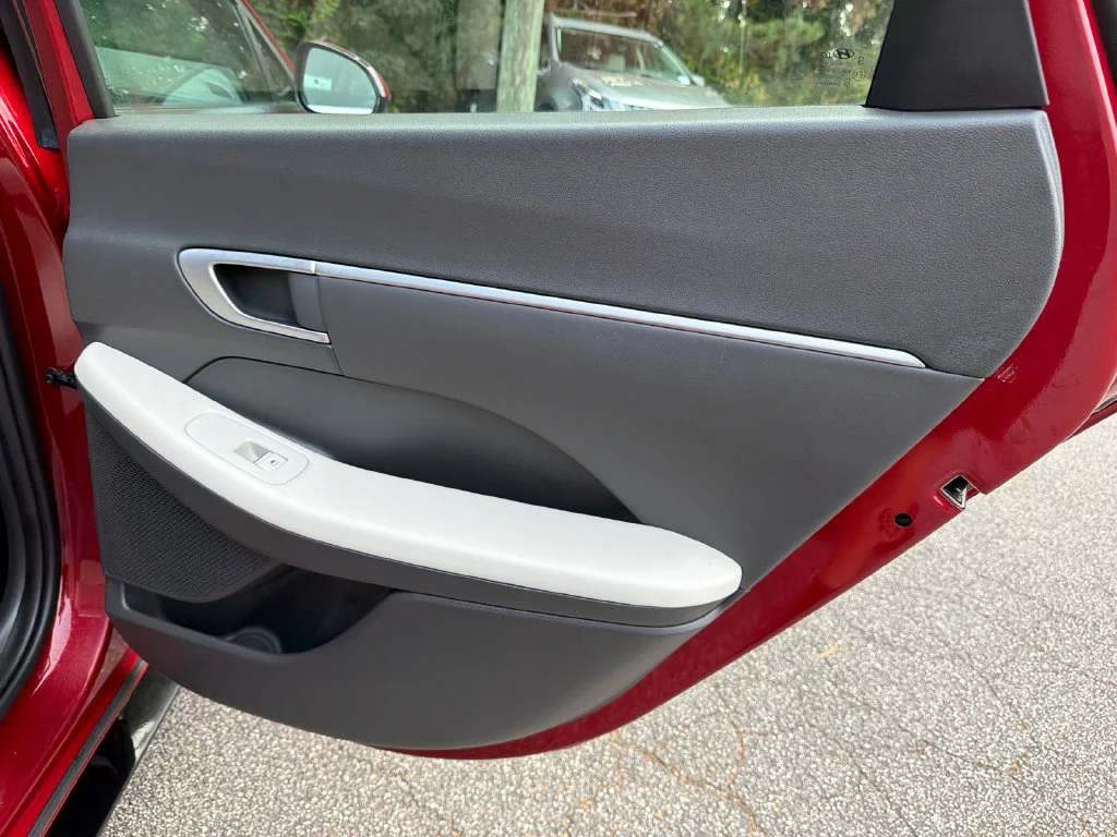 Used 2025 Red Hyundai SEL Convenience image 16