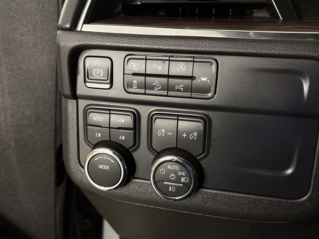 Used 2025 Gray Chevrolet Z71 image 25
