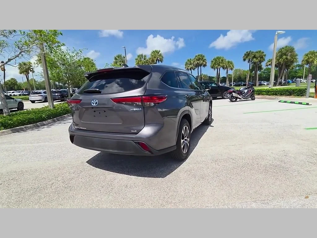 Used 2022 Magnetic Gray Metallic Toyota Hybrid XLE image 40