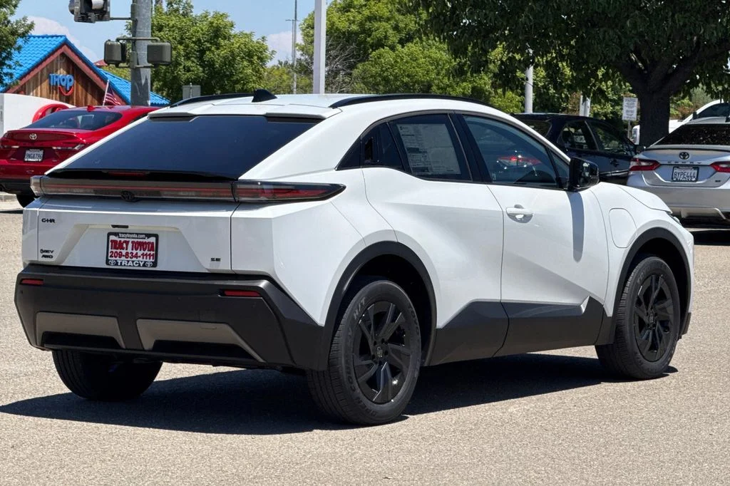 New 2026 Wind Chill Pearl <sup>1</sup> Toyota  SE image 5