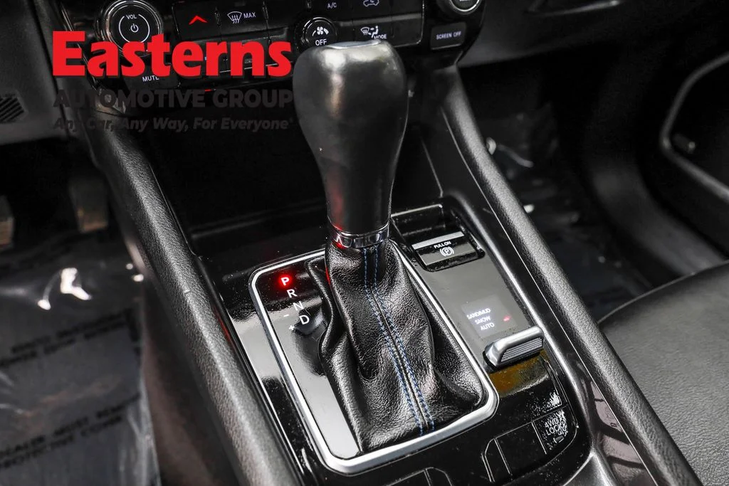 Used 2022 Silver Jeep Latitude image 13