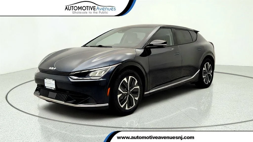 Used 2023 Gravity Blue Kia Wind RWD image 1