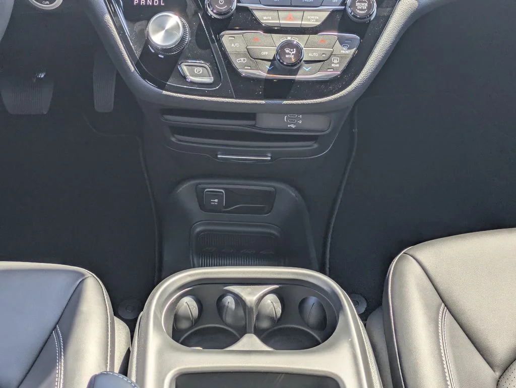 New 2026 Diamond Black Crystal Pearl-Coat Exterior Paint Chrysler Select image 21