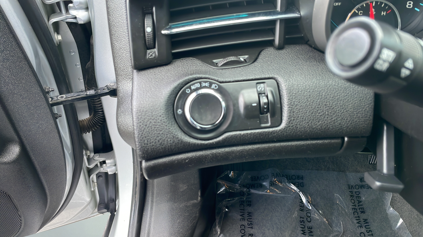 Used 2016 Silver Chevrolet LT image 13
