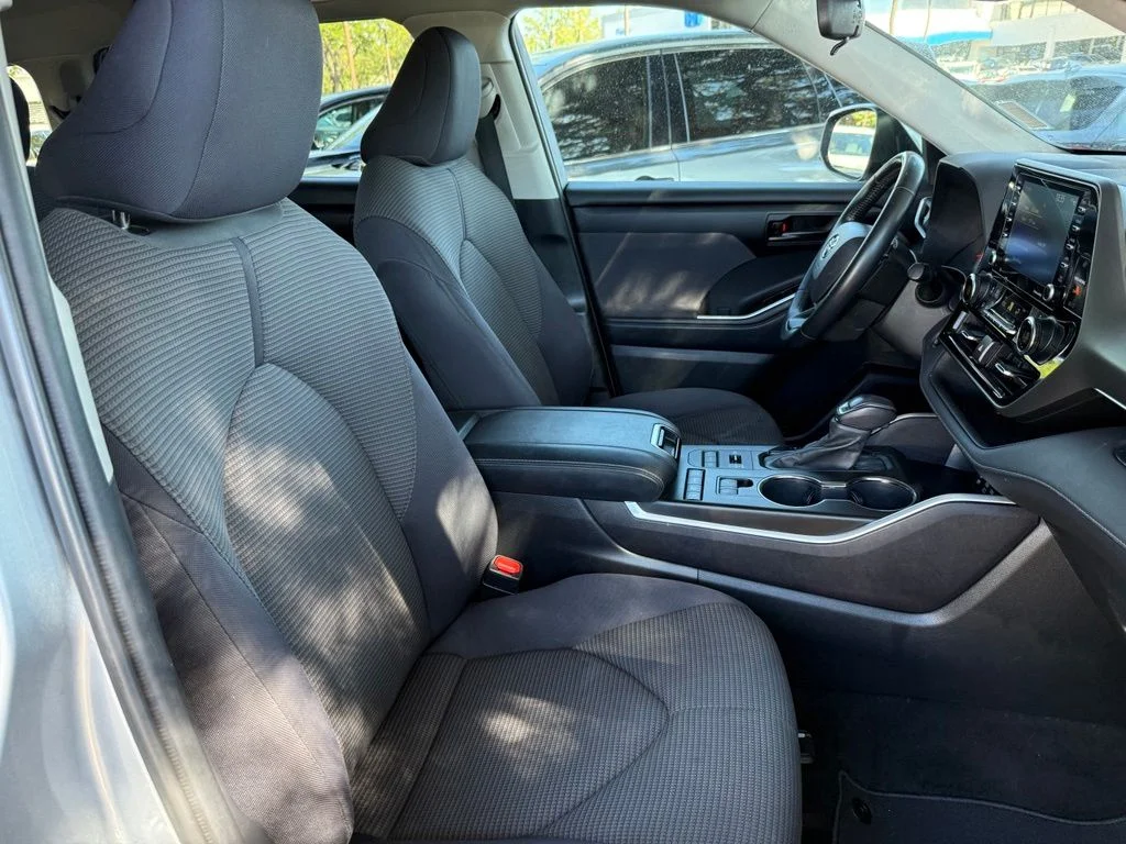 2022 Toyota Highlander LE - Photo 18