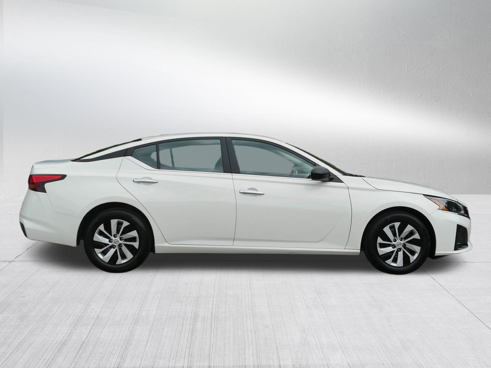 Certified Used 2025 Glacier White Nissan S image 8