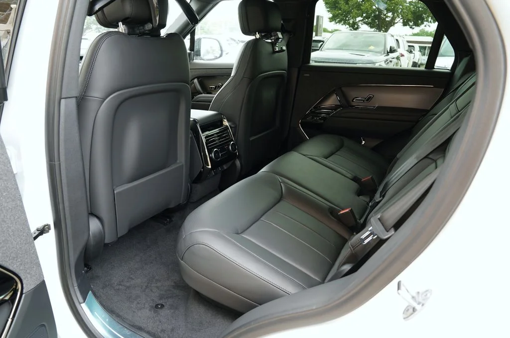 New 2026 Fuji White Land Rover SE image 30