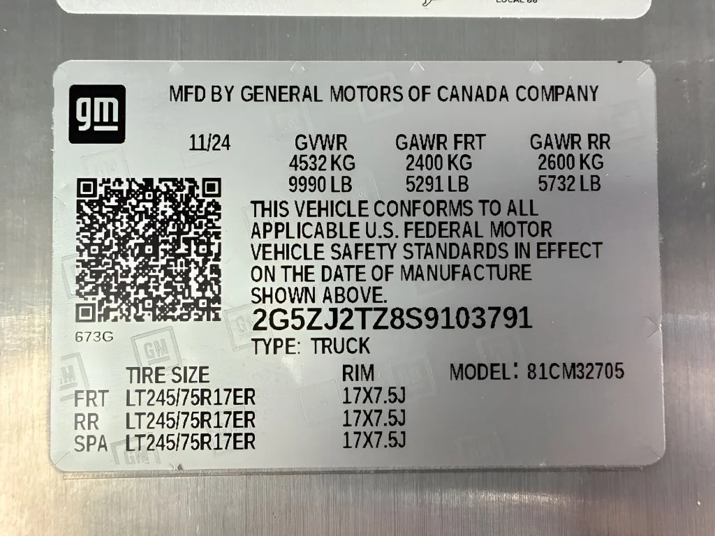 Used 2025 Oyster White Chevrolet AWD 400 image 29