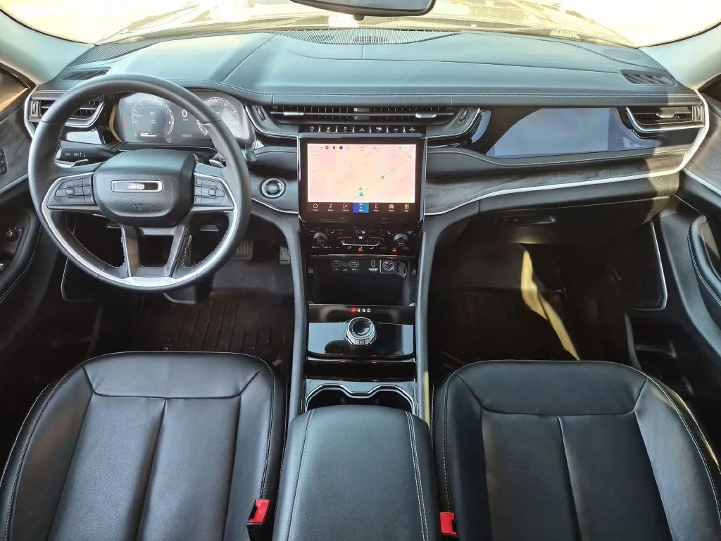 Used 2022  Jeep Limited image 30