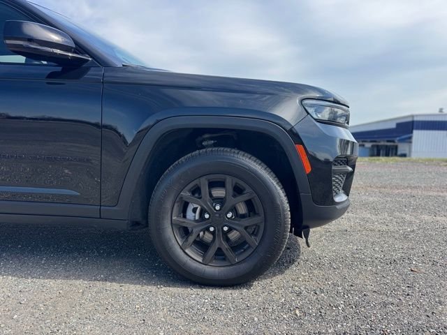Used 2024 Black Jeep Altitude image 9
