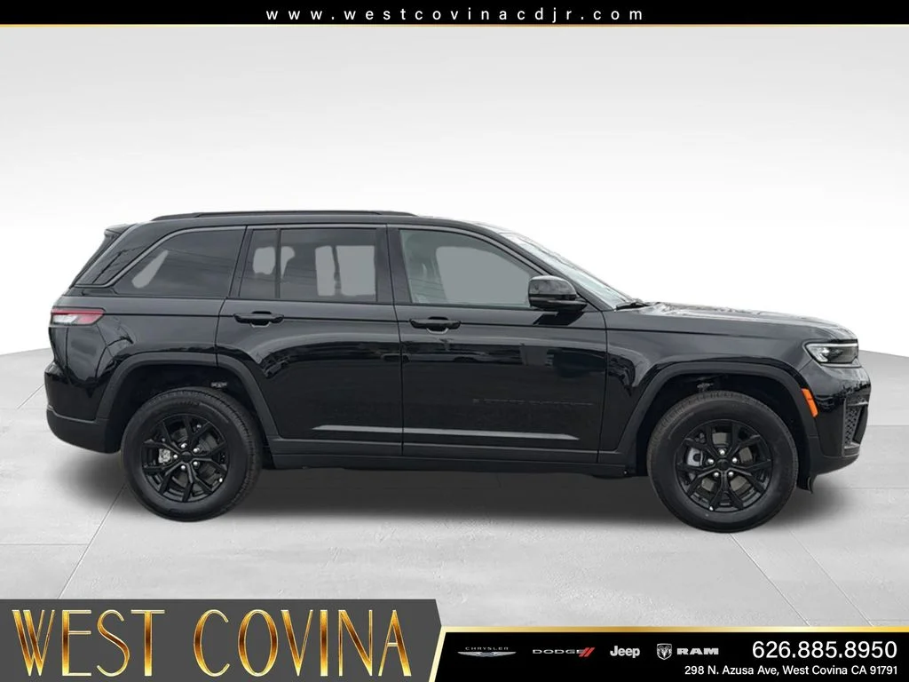New 2026 Diamond Black Crystal Pearlcoat Jeep Altitude image 6