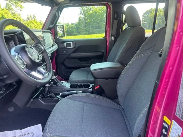 Used 2024  Jeep Sahara image 17